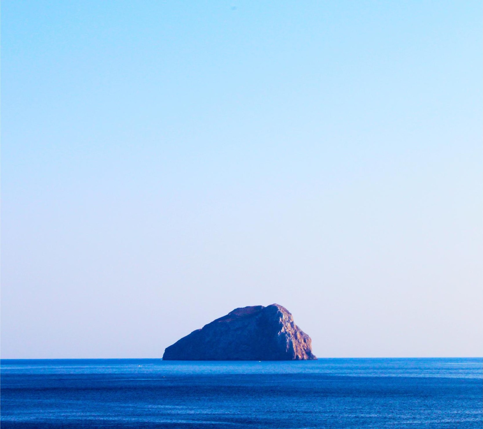海面上屹立的岩石